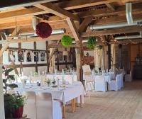 een feestzaal met witte tafels en stoelen bij Jagielas im Erlichthof in Rietschen