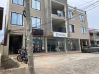 una motocicleta estacionada frente a un edificio en Avexia, en Ashalebotwe