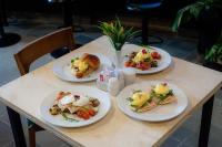 einen Tisch mit vier Teller Essen drauf. in der Unterkunft The Sterling Villas in Uluwatu