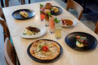 ein Tisch mit Tellern voller Speisen und Getränken in der Unterkunft The Sterling Villas in Uluwatu