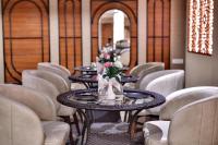 una fila de mesas y sillas con flores. en RnB Select Walk Inn Lucknow, en Lucknow