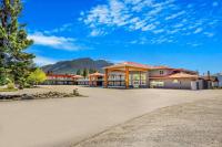Un gran edificio con una montaña al fondo. en Days Inn by Wyndham Golden, en Golden