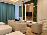 Una sala de estar con dos sillas y un televisor. en Muras Residence Hotel, en Bishkek