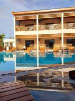 un hotel con piscina frente a un edificio en ANNEXE VEZO BEACH Hotel, en Morondava