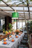 扬州Shugang-Xihuxi Lake Scenic Area Xihu Yushuli B&B的一张摆着橙色盘子和绿色灯光的长桌