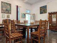 Art Le Cafe في أورفيلا: غرفة طعام مع طاولة وكراسي خشبية