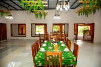 En restaurant eller et andet spisested på Oxpecker Safari Lodge
