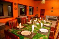 En restaurant eller et andet spisested på Oxpecker Safari Lodge