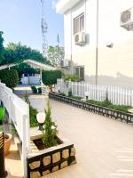 einen weißen Zaun vor einem Gebäude in der Unterkunft Signature Hotel Prince in Kano