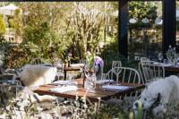 una mesa de madera con copas de vino encima en The Wheatsheaf Inn, en Bourton on the Water