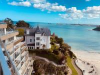 un edificio en la playa junto al océano en Le Crystal Dinard, Sure Hotel Collection by Best Western, en Dinard