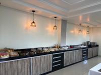 a buffet line in a restaurant with food at Benni Palace Hotel in Parauapebas