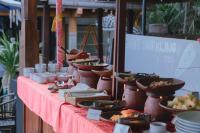 Una línea de buffet con tazones de comida en una mesa en Amed Cafe & Hotel Kebun Wayan, en Amed