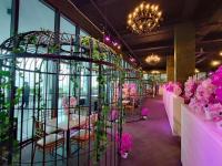 uma sala com mesas e cadeiras com flores cor-de-rosa em 1O Minit to get fresh seafood em Kuantan