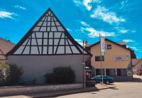 Un edificio con un techo triangular en el costado. en Hotel Sonne, en Sinsheim