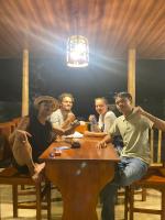 un grupo de personas sentadas en una mesa de madera en Lombok Grace Bungalows, en Tetebatu