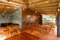 um restaurante com mesas e cadeiras de madeira em The Eight em Hikkaduwa