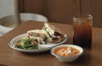 um sanduíche, uma salada e uma bebida na mesa em UH FLAT Signature GANGNAM em Seul