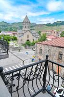 - Balcón con vistas a una iglesia en Har-Mar Hotel, en Goris