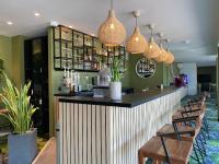 un bar en un restaurante con sillas y luces en Hôtel Pont Rouge , Carcassonne, en Carcassonne