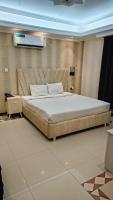 Un dormitorio con una cama grande en una habitación. en Sea Shell Palace, en Dhaka