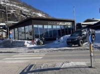 TjørhomFour bedroom holiday cottage in Sirdal的停在雪地的建筑物前面的汽车