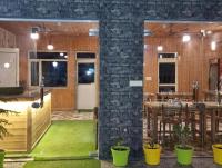 une pièce avec une table et une salle à manger dans l'établissement Pacific Inn Mussoorie, à Mussoorie