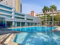 高雄市にあるGuide Hotel Kaohsiung Liuheの建物の前の大きなプール