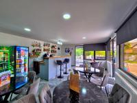 een bar met een tafel en stoelen in een restaurant bij La Bujor in Breb