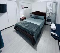 a bedroom with a large bed in a room at Hostal Elizabeth in Puerto Ayora