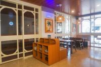 Un restaurante con mesa y sillas y un comedor. en Liberta Malioboro North, en Jetis