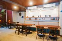 una fila de mesas y sillas en un restaurante en Liberta Malioboro North, en Jetis