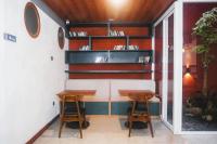 una mesa y dos taburetes en una habitación pequeña en Liberta Malioboro North, en Jetis