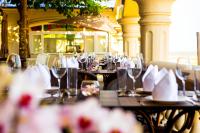 eine Reihe von Tischen mit Gläsern und Servietten darauf in der Unterkunft Lan Rung Beach Resort in Long Hải