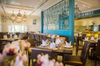 ein Speisesaal mit Tischen und Stühlen in einem Restaurant in der Unterkunft Lan Rung Beach Resort in Long Hải