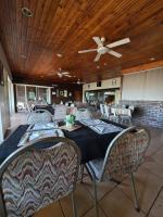 ヒバーデーンにあるMzimayi River Lodgeのダイニングルーム(テーブル、椅子、天井ファン付)