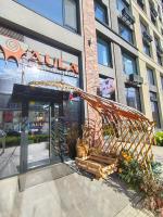 una vetrina con un'amaca all'esterno di Апартаменты рядом с Ботаническим садом, EXPO и Barys Arena a Astana