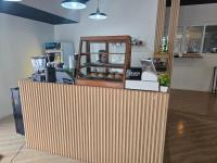 um balcão em uma loja com um homem atrás do balcão em H&Y Chaweng em Koh Samui 