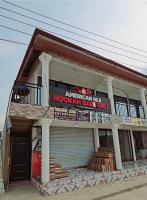 eine amerikanische Idol-Hawaii-Bar mit Grill und einem Gebäude in der Unterkunft Niji Luxury studio apartments in Amasaman