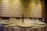 une table avec des verres et des bouteilles de vin dessus dans l'établissement Villa Xarahiz, à Jaraiz de la Vera