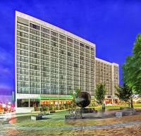 Un gran edificio con una estatua delante. en Hyatt Regency Tulsa Downtown, en Tulsa