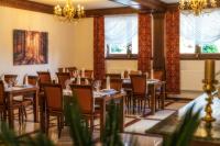 ein Esszimmer mit Tischen, Stühlen und Fenstern in der Unterkunft Sądelski Resort Apartments in Zakopane