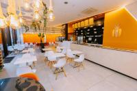 een restaurant met witte tafels en witte stoelen bij Loft Aconchegante no Batel 3 Pessoas com Wi-Fi e Estacionamento in Curitiba