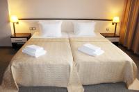 Postel nebo postele na pokoji v ubytování Kendros Hotel