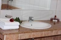 Koupelna v ubytování Kendros Hotel