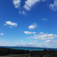una vista del océano con un cielo azul y nubes en Kochylari Apartments, en Kefalos