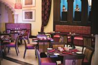 Ein Restaurant oder anderes Speiselokal in der Unterkunft Oaks Ibn Battuta Gate Dubai 