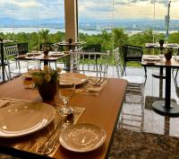 uma mesa com pratos e copos em cima de um restaurante em Castle View Hotel Samal em Magamomo