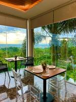 uma sala de jantar com mesa e cadeiras e uma grande janela em Castle View Hotel Samal em Magamomo