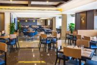 V Hotel Fujairahにあるレストランまたは飲食店